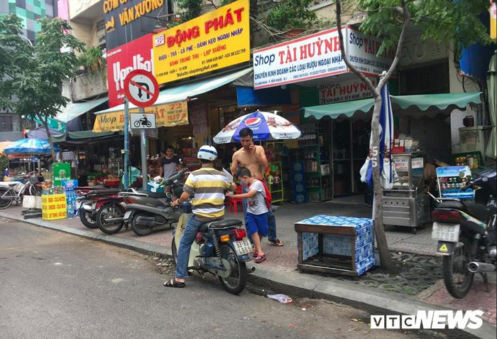 Các cửa hàng kinh doanh cũng bít hết lối đi trên vỉa hè.