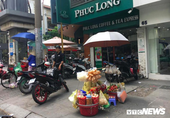 Ở đâu trên vỉa hè cũng có thể kinh doanh.