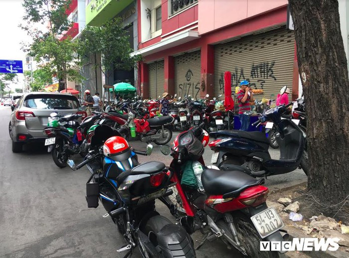 Xe cộ đậu khắp nơi, vỉa hè, lòng đường chẳng khác nào bãi xe bất hợp pháp ở trung tâm TP.HCM.