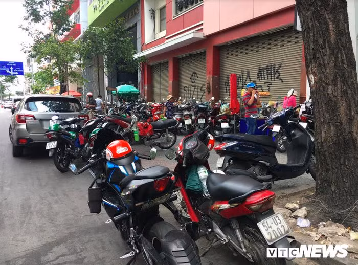 Xe cộ đậu khắp nơi, vỉa hè, lòng đường chẳng khác nào bãi xe bất hợp pháp ở trung tâm TP.HCM.