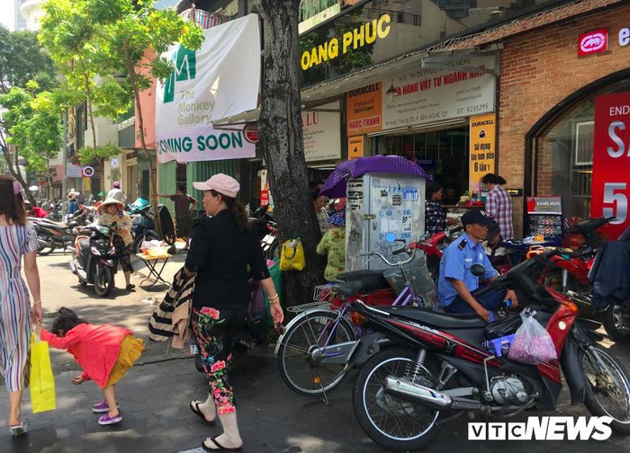 Không ai còn nhận ra trước đó Quận 1 từng có cuộc chiến dọn dẹp lòng, lề đường rầm rộ. Thành quả ông Đoàn Ngọc Hải cùng Đoàn Kiểm tra liên ngành Quận 1 khi dọn dẹp vỉa hè không còn chút dấu ấn.