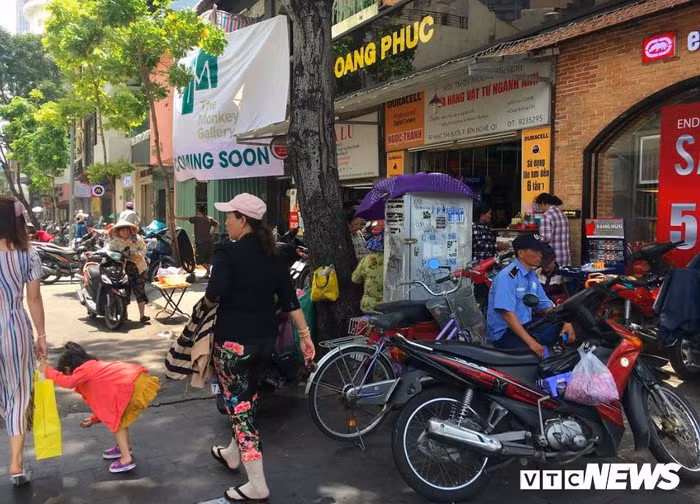 Không ai còn nhận ra trước đó Quận 1 từng có cuộc chiến dọn dẹp lòng, lề đường rầm rộ. Thành quả ông Đoàn Ngọc Hải cùng Đoàn Kiểm tra liên ngành Quận 1 khi dọn dẹp vỉa hè không còn chút dấu ấn.