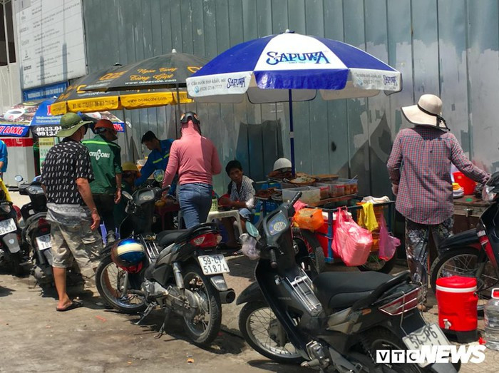 Theo ghi nhận của PV VTC News, tình trạng lấn chiếm lòng lề đường ở trung tâm Quận 1 đang diễn ra tràn lan. Mặc dù những người kinh doanh trên vỉa hè biết mình sai, vi phạm pháp luật, nhưng vẫn bất chấp vì lợi ích cá nhân.