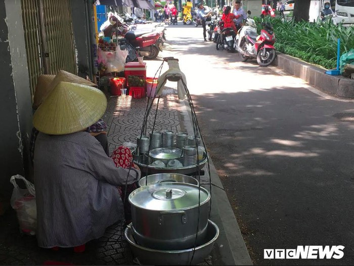 Nhiều hàng quán mọc lên nhan nhản khắp vỉa hè Quận 1.