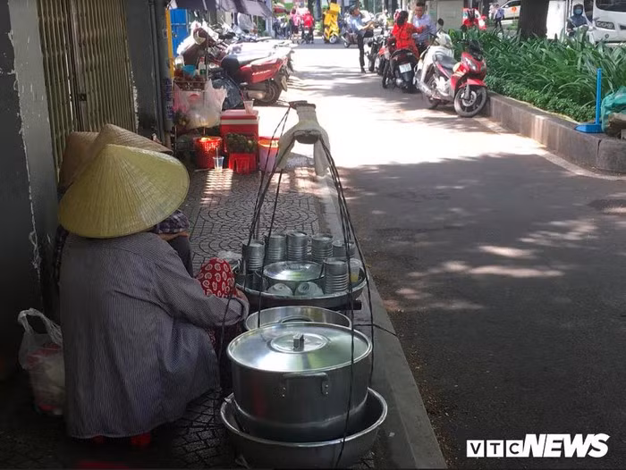 Nhiều hàng quán mọc lên nhan nhản khắp vỉa hè Quận 1.