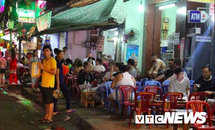 Quán nhậu ngang nhiên chiếm trọn cả vỉa hè để kinh doanh, bất chấp vi phạm.