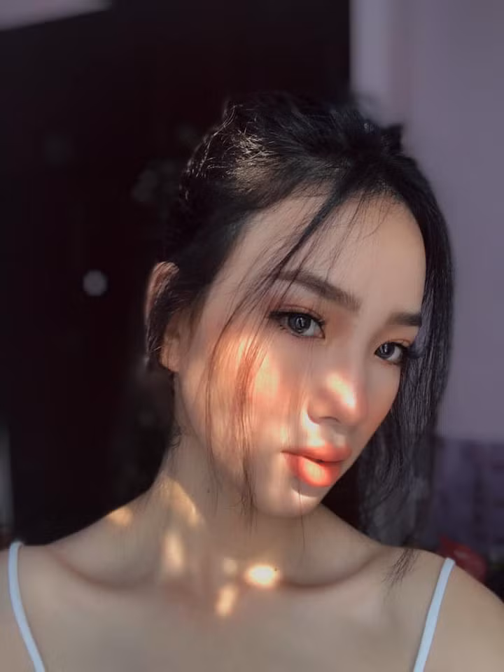 Trong những bức ảnh đời thường, Ái Nhi rất xinh đẹp. Cô nàng cũng đang là một người mẫu tự do.