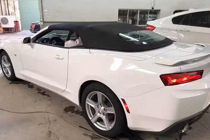 Trong khi đó, thiết kế bên trong của xe với những tinh chỉnh đáng chú ý như: Chevrolet MyLink tương thích với ứng dụng Apple CarPlay được cài đặt sẵn trong màn hình cảm ứng 8 inch, kết nối OnStar 4G LTE, Wifi, điều hòa không khí tự động, hệ thống âm thanh gồm 9 loa của Bose.