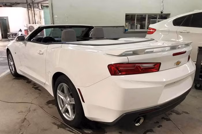 Ở phía sau, mẫu xe cơ bắp Camaro thế hệ mới cũng vẫn có đèn hậu gợi nhớ về Camaro thế hệ đầu tiên, nhưng sử dụng hộp đèn thiết kế mới. Ngoài ra, chiếc xe còn có cản sau với các đường nét góc cạnh hơn.