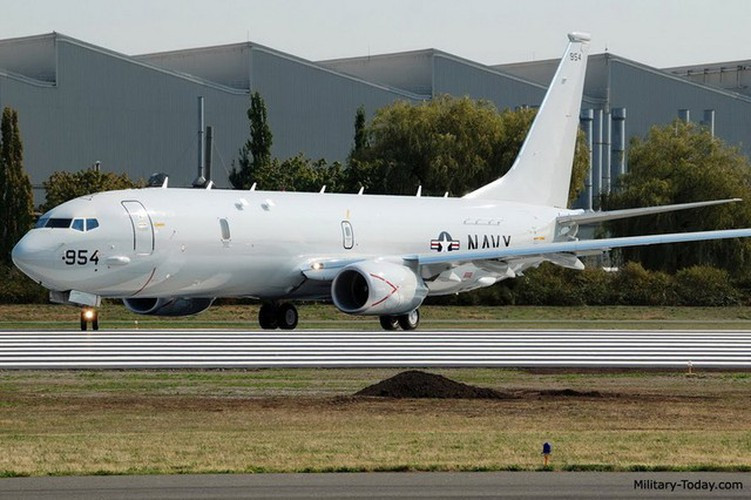Điểm vượt trội của P-8A Poseidon là được trang bị hệ thống điện tử rất hiện đại bao gồm: Cảm biến quang - hồng ngoại, radar giám sát hàng hải, hệ thống tình báo tín hiệu và hệ thống đo biến thiên từ trường MAD để phát hiện tàu ngầm.