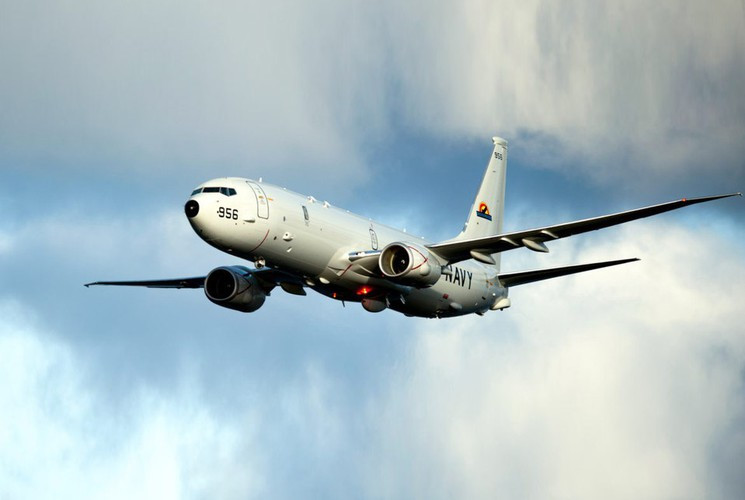 Phi hành đoàn của loại máy bay này gồm 9 người, trong đó có 2 phi công và 7 nhân viên kỹ thuật.