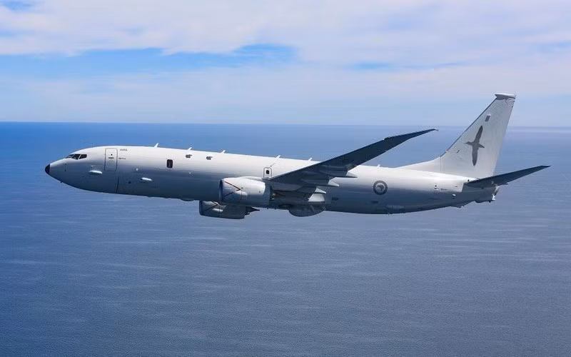 P-8A Poseidon có thể mang theo ngư lôi chống ngầm hạng nhẹ Raytheon Mk 54, tên lửa, bom rơi tự do, mìn, thuỷ lôi hoặc phao âm trong khoang chứa vũ khí ở phía dưới phần thân trước.