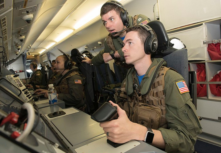 Radar trên P-8A Poseidon có khả năng phát hiện, phân loại và nhận dạng các tàu mặt nước và tàu ngầm, sử dụng trong giám sát ven biển, tham gia hoạt động tìm kiếm và cứu hộ.