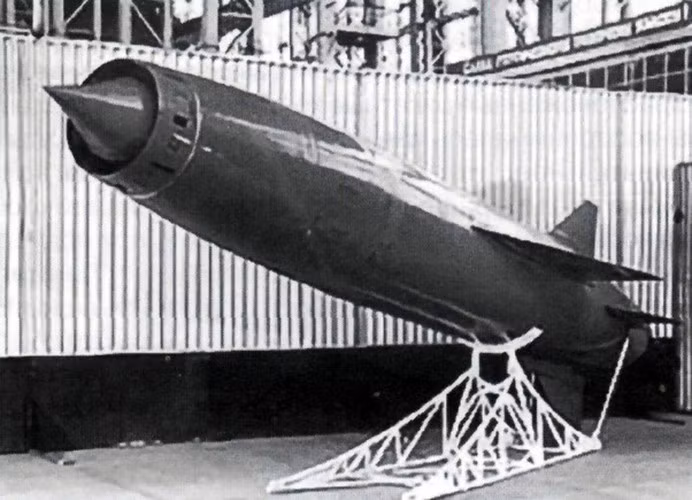 Mười hai bệ phóng thẳng đứng của vũ khí này nằm dưới boong tàu, ngay giữa đường cất hạ cánh của máy bay. Tuy nhiên vào đầu những năm 2000, người Nga đã quyết định ngừng sử dụng chúng.