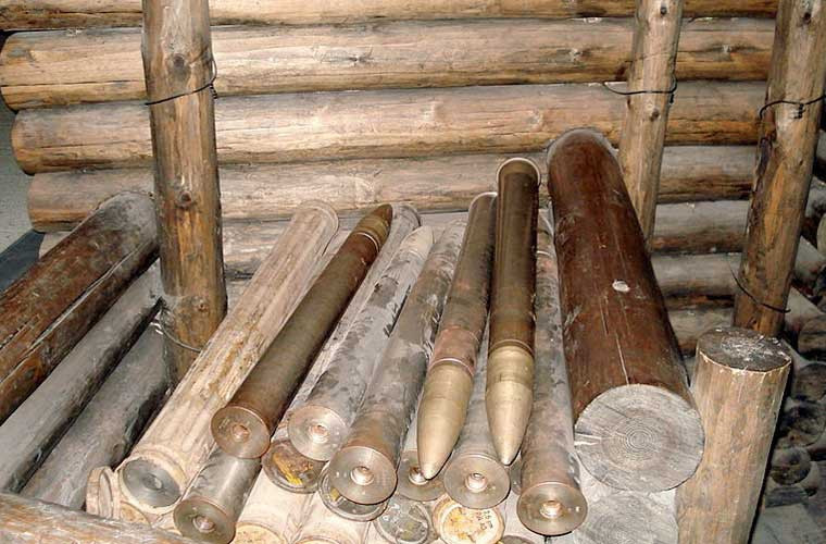 Pháo Pak-40 được trang bị nhiều loại đạn gồm: đạn xuyên thép bằng cỡ có chóp gió, mũ đệm PzGr.39 nặng 6,08kg, xuyên giáp 106mm ở cách 100m, 96mm cách 500m, 80mm cách 1.000m, 63mm cách 1.500m; đạn xuyên giáp vật liệu phức hợp cứng PzGr.40 xuyên giáp 143mm cách 100, 120mm cách 500m; 97mm cách 1.000m và 77mm cách 1.500; đạn nổ chống tăng PzGr.38 HL/B xuyên giáp 75mm ở 4 cự ly tương đương.