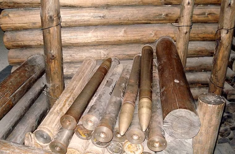 Pháo Pak-40 được trang bị nhiều loại đạn gồm: đạn xuyên thép bằng cỡ có chóp gió, mũ đệm PzGr.39 nặng 6,08kg, xuyên giáp 106mm ở cách 100m, 96mm cách 500m, 80mm cách 1.000m, 63mm cách 1.500m; đạn xuyên giáp vật liệu phức hợp cứng PzGr.40 xuyên giáp 143mm cách 100, 120mm cách 500m; 97mm cách 1.000m và 77mm cách 1.500; đạn nổ chống tăng PzGr.38 HL/B xuyên giáp 75mm ở 4 cự ly tương đương.