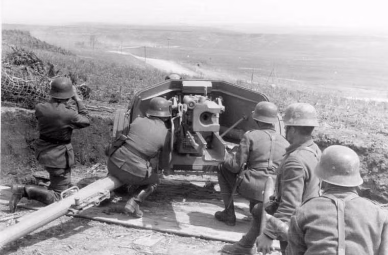 Pháo chống tăng Pak-40 75mm (tên đầy đủ là 7,5cm Panzerabwehrkanone 40) do công ty Rheinmetal l thiết kế trong giai đoạn 1939-1940, chính thức sản xuất từ 1942-1945 với số lượng khoảng 20.000 khẩu (ngoài ra còn có 3.500 khẩu khác trang bị cho pháo chống tăng tự hành).