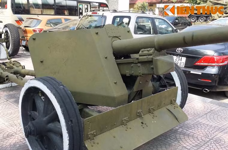 Mặt trước pháo được bố trí tấm chắn chống đạn cho kíp pháo thủ.