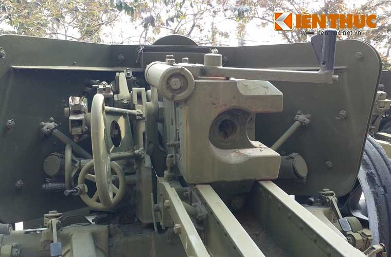 Cận cảnh bộ phận nạp đạn pháo chống tăng Pak-40, dùng đạn pháo 75x714mmR, tốc độ bắn lý thuyết 14 phát/phút, tầm bắn hiệu quả đạn xuyên giáp 1.800m, tầm bắn với đạn nổ mảnh là 7.600m.