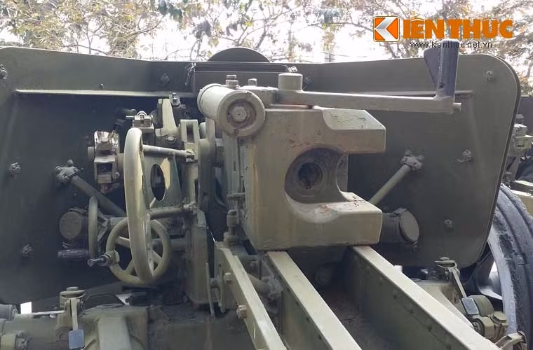 Cận cảnh bộ phận nạp đạn pháo chống tăng Pak-40, dùng đạn pháo 75x714mmR, tốc độ bắn lý thuyết 14 phát/phút, tầm bắn hiệu quả đạn xuyên giáp 1.800m, tầm bắn với đạn nổ mảnh là 7.600m.