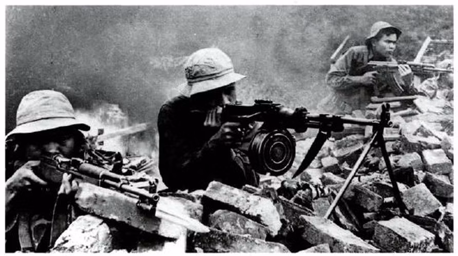 Ngay sau khi có được loại súng này trong tay, các lính đặc nhiệm Mỹ liền cưa ngắn nòng để tiện cơ động.