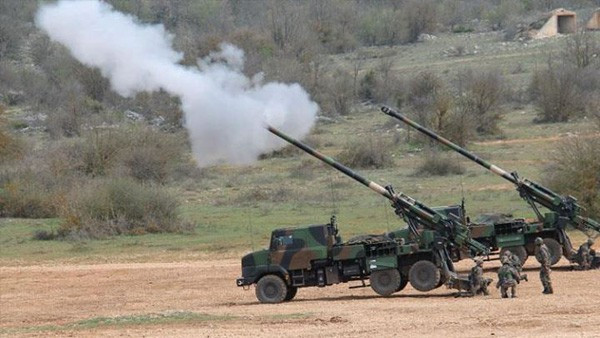 Pháo tự hành CAESAR có 2 ngăn chứa đạn pháo và liều phóng trên xe. Đằng sau cabin dọc theo vị trí lái xe ở bên trái là 18 ngăn chứa liều phóng, còn bên phải là 18 ngăn chứa 18 viên đạn pháo, ngăn chứa đạn pháo được đặt gần với khay nạp tự động trên khẩu pháo.