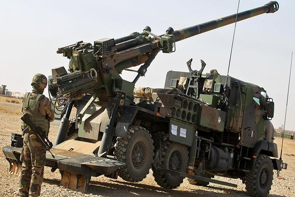  Pháo tự hành CAESAR có thể được đặt trên nhiều loại khung gầm cơ sở, tùy vào yêu cầu từ khách hàng. Ví dụ, CAESAR sản xuất cho Ả Rập Saudi sử dụng khung gầm Mercedes-Benz Unimog U2450L 6x6. Còn các hệ thống sản xuất cho Pháp và Thái Lan sử dụng khung gầm Renault Sherpa 5 6x6.