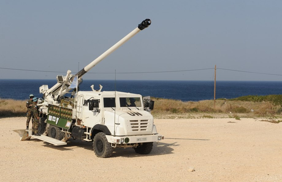 Pháo tự hành CAESAR sử dụng pháo lựu nòng dài 155mm 52 caliber, có trọng lượng khoảng 17 tấn, khi lắp lên khung gầm xe, tổng trọng lượng không đạn sẽ là khoảng 17,7 tấn. Buồng chứa đạn có cảm biến đo nhiệt độ ở thời gian thực nhằm tránh tình trạng đạn bị phát nổ vì nhiệt độ quá cao.