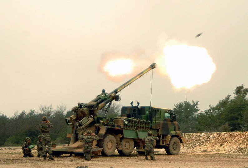 Pháo CAESAR cũng có kính ngắm nhưng hầu như không sử dụng tới vì các hệ thống điều khiển hỏa lực đã được tự động hóa hoàn toàn. Trục nâng pháo và giá quay cũng được thực hiện bằng hệ thống điều khiển thủy lực, đỡ phải dựa vào sức người, tuy nhiên vẫn có cơ chế thực hiện bằng tay nếu hệ thống thủy lực bị hỏng. Góc nâng pháo từ -3 độ đến +66 độ và góc phương vị của pháo là -17 độ đến +17 độ. Thời gian triển khai/ thu hồi là khoảng 1 phút.