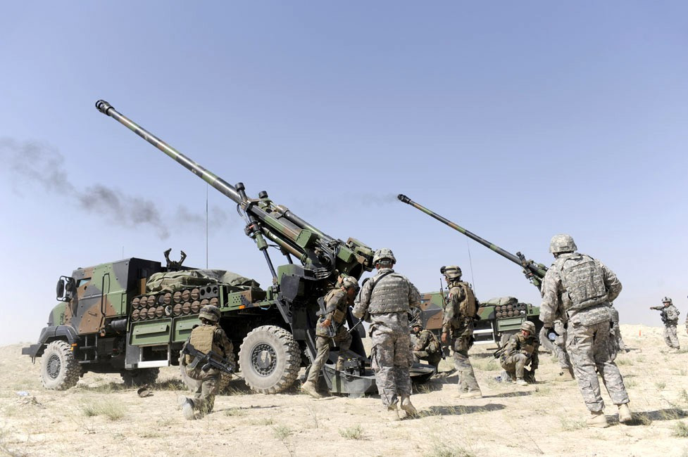 CAESAR có thể bắn các loại đạn pháo 155mm chuẩn NATO, chủ yếu là các đạn nổ mạnh (HE/ High Explosive). Các loại đạn ấy dùng để tấn công các mục tiêu như tòa nhà, công sự, sân bay, đường hầm… Ngoài ra CAESAR còn bắn loại đạn khác của Pháp, tên là Orge, đây là kiểu đạn pháo chùm, mang theo 63 đạn con nổ mảnh, dùng ngòi chạm nổ. Những đạn con này có khả năng xuyên được 90mm giáp. Loại đạn này rất hữu hiệu khi dùng để tiêu diệt các mục tiêu phân tán, các đoàn xe quân sự như xe tải, xe bọc thép chở quân, xe tăng hạng nhẹ, hầm trú ẩn của chỉ huy. Với 6 khẩu CAESAR bắn loạt 6 viên đạn Orge ở tầm 35km có thể rải 378 viên đạn con ở một diện tích rộng đến 3 hecta (30.000 m2).