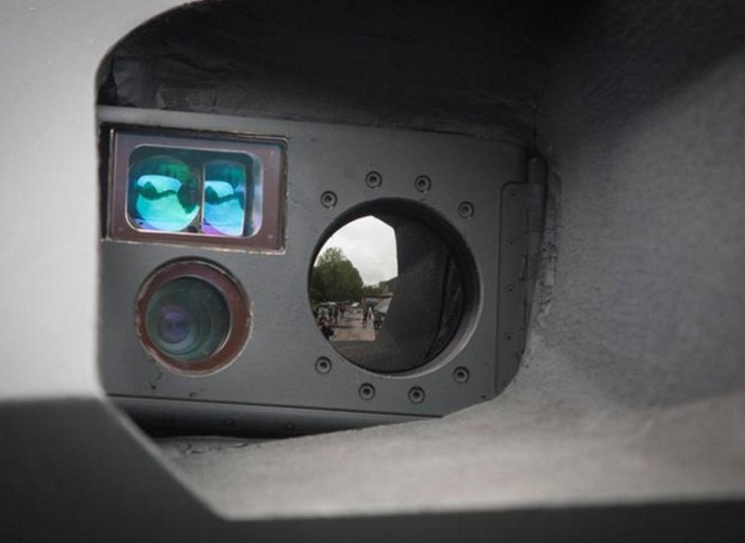 Hệ thống cảm biến chính của pháo được bố trí trong một hốc cạnh nòng pháo. Giải pháp thiết kế này giúp giảm khả năng bị đối phương bắn vào hệ thống cảm biến làm giảm hiệu suất chiến đấu của xe.