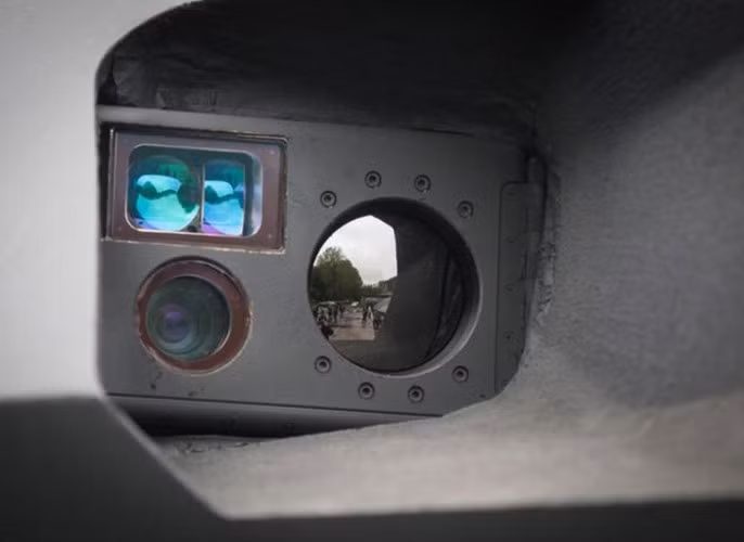 Hệ thống cảm biến chính của pháo được bố trí trong một hốc cạnh nòng pháo. Giải pháp thiết kế này giúp giảm khả năng bị đối phương bắn vào hệ thống cảm biến làm giảm hiệu suất chiến đấu của xe.