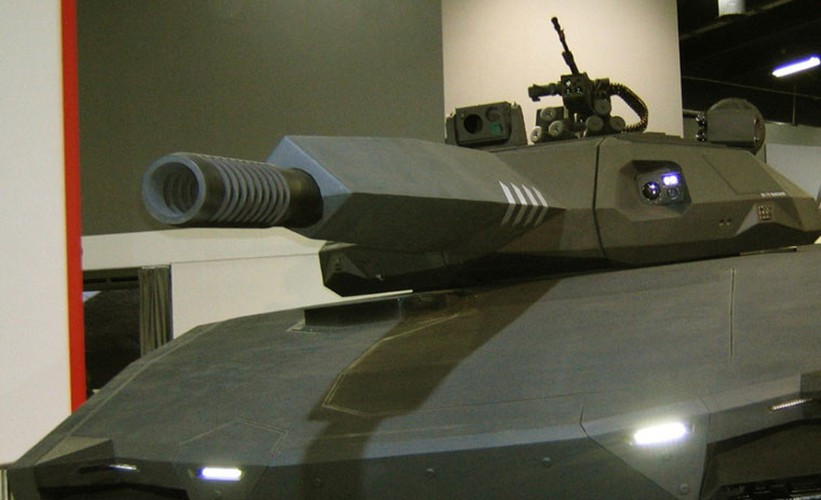 Xe tăng PL-01 được trang bị pháo chính 105 mm, có nguồn nói 120 mm. Pháo sử dụng hệ thống nạp đạn tự động với tốc độ bắn khoảng 6 viên/phút. Khoang chứa đạn có thể mang theo 45 viên trong đó có 16 viên nằm sẵn trên hệ thống nạp tự động.