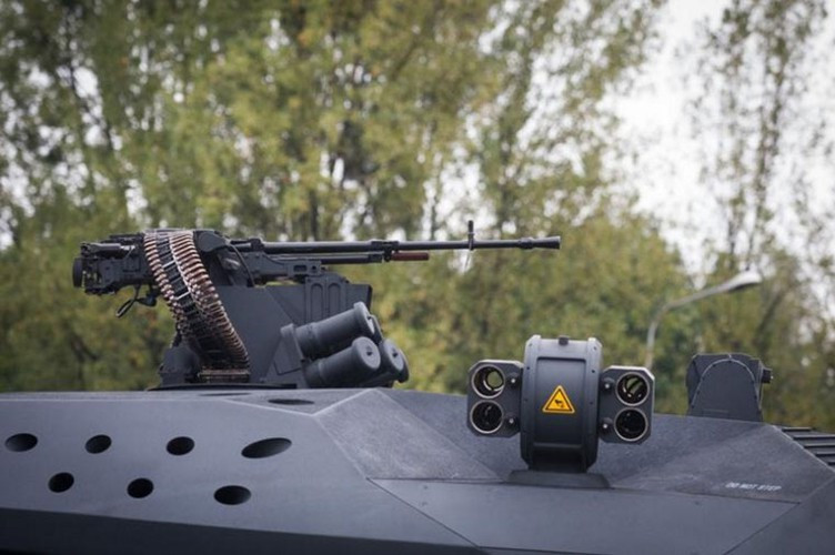 Ngoài ra, nóc tháp pháo được trang bị đại liên 12,7 mm điều khiển từ xa với cơ số đạn mang theo 750 viên. Trạm vũ khí này có hệ thống cảm biến riêng nên có thể tác chiến độc lập mà không phụ thuộc vào cảm biến chính của xe.