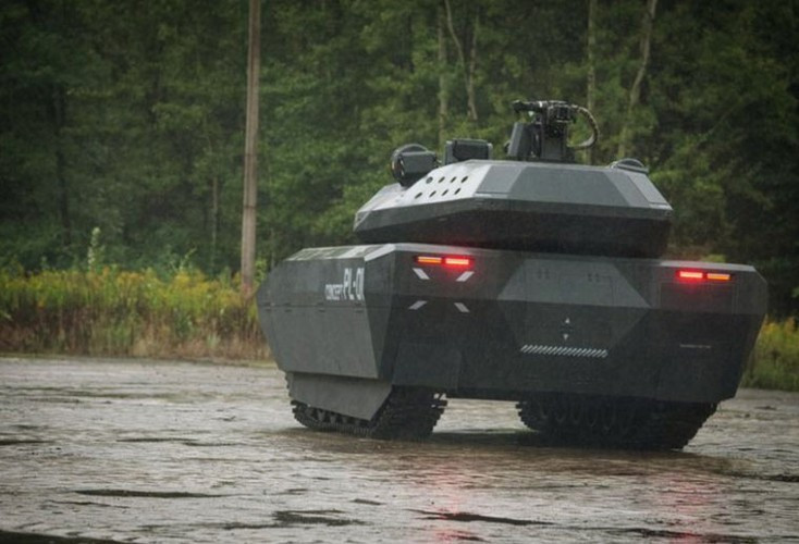 Mặt sau của PL-01 có thiết kế khá đẹp mắt, phần váy bảo vệ che phủ phần lớn xích và các bộ khác giúp giảm thiểu thiệt hại khi bị tấn công từ phía sau.