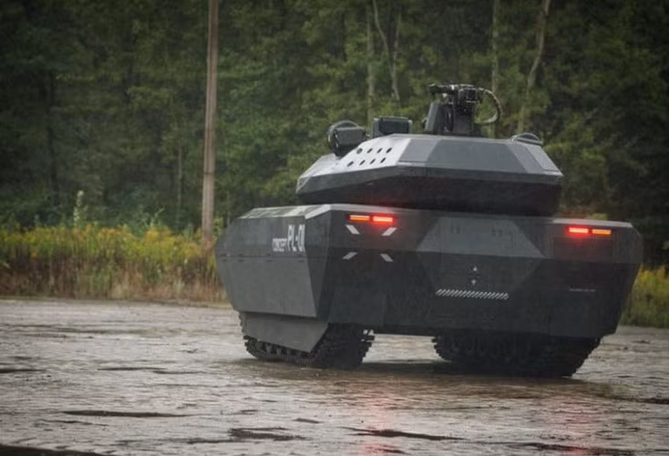 Mặt sau của PL-01 có thiết kế khá đẹp mắt, phần váy bảo vệ che phủ phần lớn xích và các bộ khác giúp giảm thiểu thiệt hại khi bị tấn công từ phía sau.