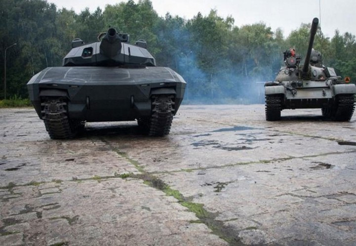 Xe tăng PL-01 được lắp module giáp gốm-aramid đạt tiêu chuẩn STANAG 4569 cấp 5 (chịu được đạn xuyên giáp cỡ nòng đến 30 mm và đạn pháo 155 mm nổ ở khoảng cách 10m) theo tiêu chuẩn NATO ở vòng cung phía trước và xung quanh tháp pháo. Toàn bộ thân xe có khả năng chống đạn cấp 4.