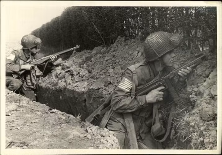 Ngày 24/3/1945, cuộc đổ bộ hàng không chỉ trong một ngày lớn nhất lịch sử đã được sư đoàn dù 17 của Mỹ và sư đoàn dù 6 của Anh thực hiện để vượt sông Rhine của Đức. Toàn bộ hoạt động thả dù được thực hiện trong ngày hôm đó. Đáng lẽ cuộc thả dù này được dự định lớn hơn nhưng thiếu máy bay nên sư đoàn dù 13 của Mỹ không thể tham gia.