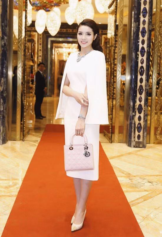 Hoa hậu Kỳ Duyên cũng sở hữu đôi giày cao gót kiểu dáng khá đơn giản của Salvatore Ferragamo có giá 17 triệu đồng. Cô dùng nó đi dự sự kiện với váy áo và túi xách đồng màu hồng phấn.