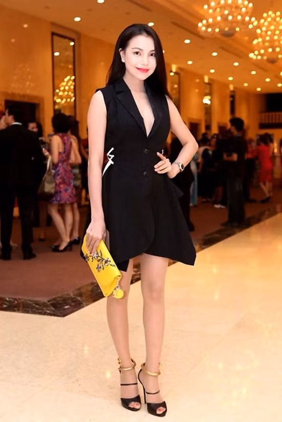 Trà Ngọc Hằng sử dụng sandal từ thương hiệu Giuseppe Zanotti, có giá hơn 35 triệu. Mẫu sandal này mang tên Nirvana với điểm nhấn là con rắn kim loại quấn quanh cổ chân đẹp lạ mắt.