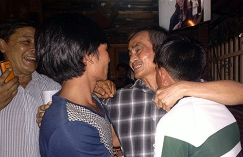 Ông Nén về nhà trong nước mắt Ong Nen ve nha trong nuoc mat