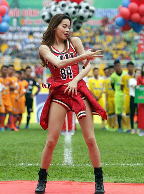 Ha Ho bi to gia om de tron tranh du luan sau scandal tinh ai