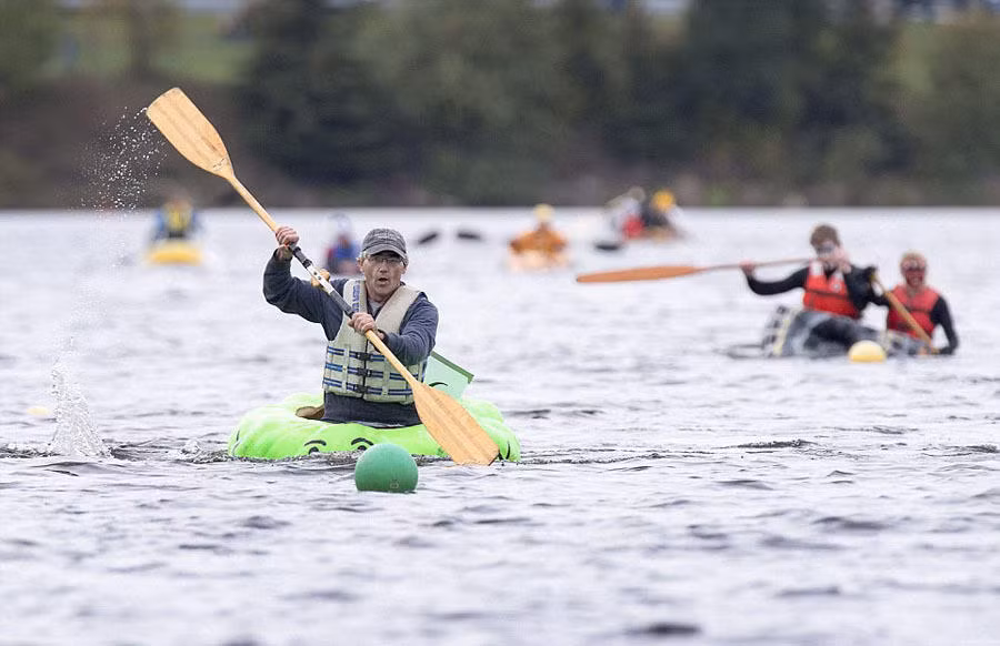 Cuộc đua thuyền bí ngô độc đáo này đã có truyền thống được 17 năm. Kích thước và màu sắc của thuyền bí ngô là không hạn chế. Các thí sinh có quyền sáng tạo không giới hạn, trang trí bất kỳ hình ảnh nào họ thích lên thân thuyền.