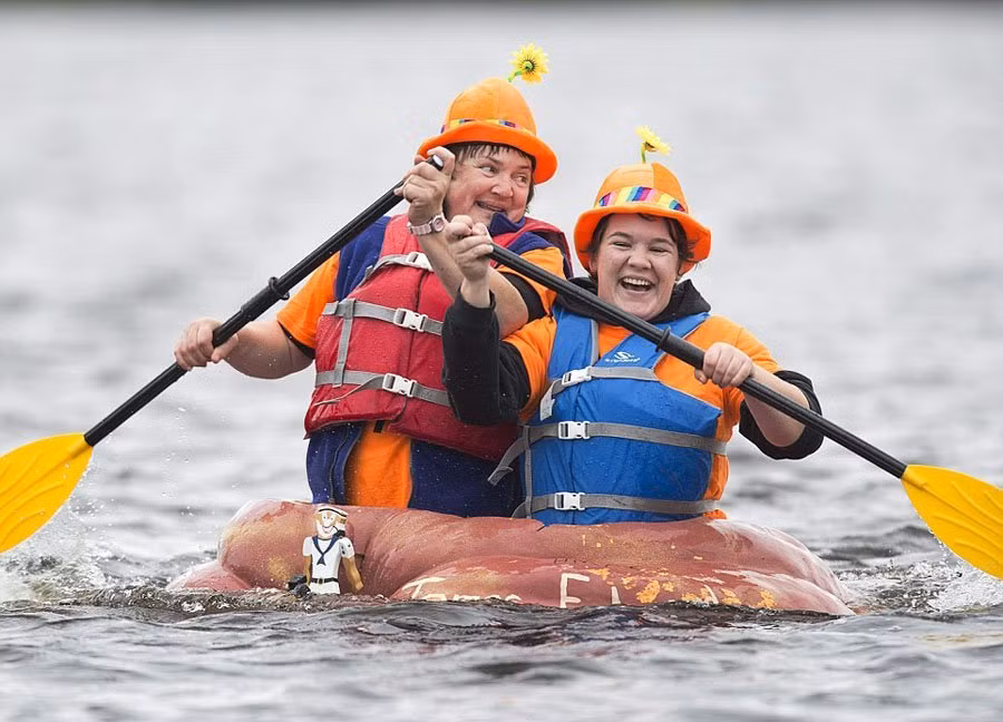 Tháng 10 là mùa thu hoạch bí ngô ở Canada cũng là tháng sẽ diễn ra lễ hội hóa trang Halloween, cần đến rất nhiều bí ngô trang trí và xua đuổi ma quỷ trong tín ngưỡng. Cuộc đua thuyền bí ngô này cũng là một trong những hoạt động độc đáo để chào đón Halloween.