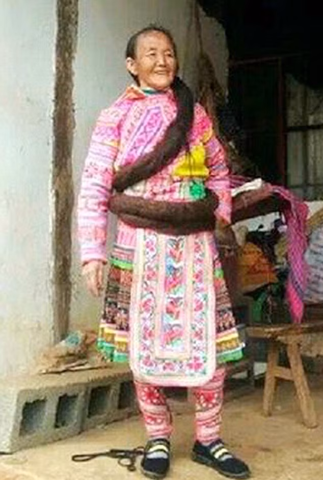 Bà cho biết, mái tóc dài phi thường của bà không làm vướng víu bà khi làm việc. Bà có thể quấn tóc hơn 5 vòng trên đầu và 3 vòng dưới bụng để thân mình trở nên gọn gàng, hoạt động thoải mái.