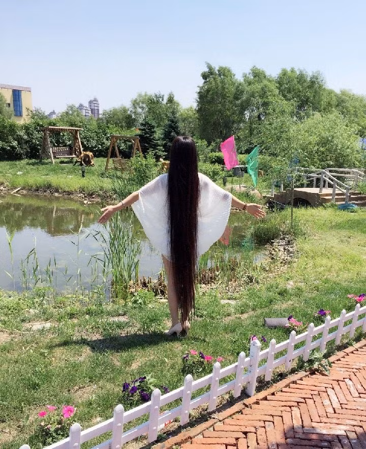 Một cô gái Trung Quốc với mái tóc dài chấm gót chân.