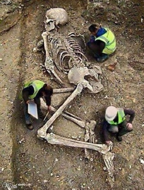 Không chỉ có thế, trước đó, một dân tộc ít người ở Thổ Nhĩ Kỳ đã tìm thấy trong một hang động một xác ướp bí ẩn, có từ kỷ nguyên băng hà, nằm gọn trong chiếc quách được làm từ đá pha lê. Xác ướp này có hình thù giống người, tuy không có kích thước khổng lồ như các bộ xương khác nhưng da có màu xanh sáng và có đôi cánh trong suốt lớn ở hai bên.