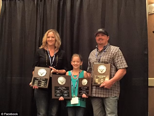 Ella (giữa) hạnh phúc với giải thưởng "Nữ thợ săn 2014" vào năm ngoái.