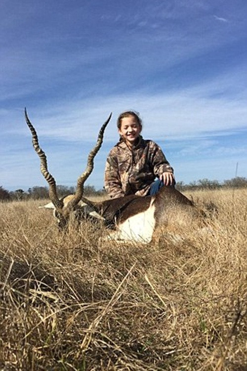 Tuy mới 10 tuổi nhưng Ella đã theo bố mẹ săn bắn được vài năm nay, cô bé rất có tố chất của một thợ săn và khả năng tiềm ẩn nhiều lúc khiến chính bố mẹ của cô bé cũng phải ngạc nhiên.