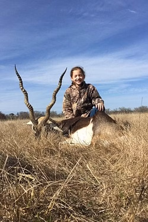 Tuy mới 10 tuổi nhưng Ella đã theo bố mẹ săn bắn được vài năm nay, cô bé rất có tố chất của một thợ săn và khả năng tiềm ẩn nhiều lúc khiến chính bố mẹ của cô bé cũng phải ngạc nhiên.